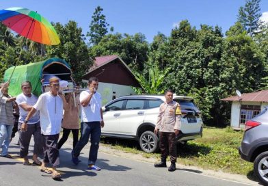 Tidak Hanya Melayat, Bhabinkamtibmas Aipda Andi Agusalim Juga Mengatur Lalu Lintas Dirumah Duka