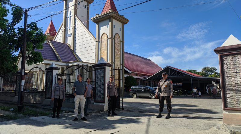 Personel Polresta Palu saat melakukan Patroli di salah satu Gereja di Kota Palu.