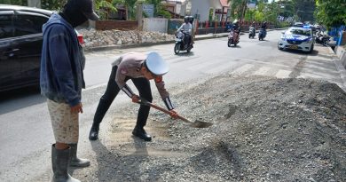 Cegah Lakalantas, Polantas di Luwuk Bersihkan Material di Bahu Jalan