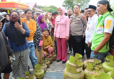 Kapolres Donggala Tinjau Langsung Pasar Murah, Ratusan Warga Antusias Belanja.