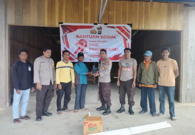 Kapolsek Lore Tengah Gelar Pembagian Air Bersih di Desa Bariri dalam Rangka Hari Bhayangkara Ke-79