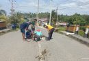 Bhabinkamtibmas dan Warga Timbun Jalan Berlubang di Jalur Luwuk-Balantak