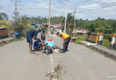 Bhabinkamtibmas dan Warga Timbun Jalan Berlubang di Jalur Luwuk-Balantak