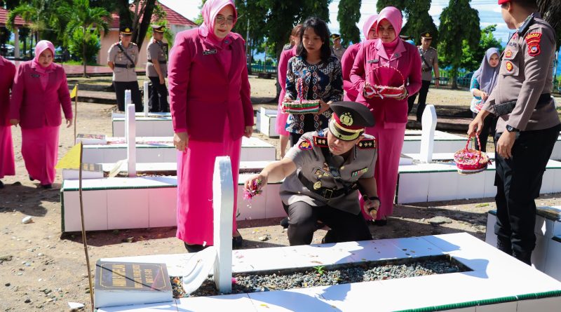 Kapolres Banggai Pimpin Upacara Ziarah dan Tabur Bunga di TMP Tanjung Tuwis