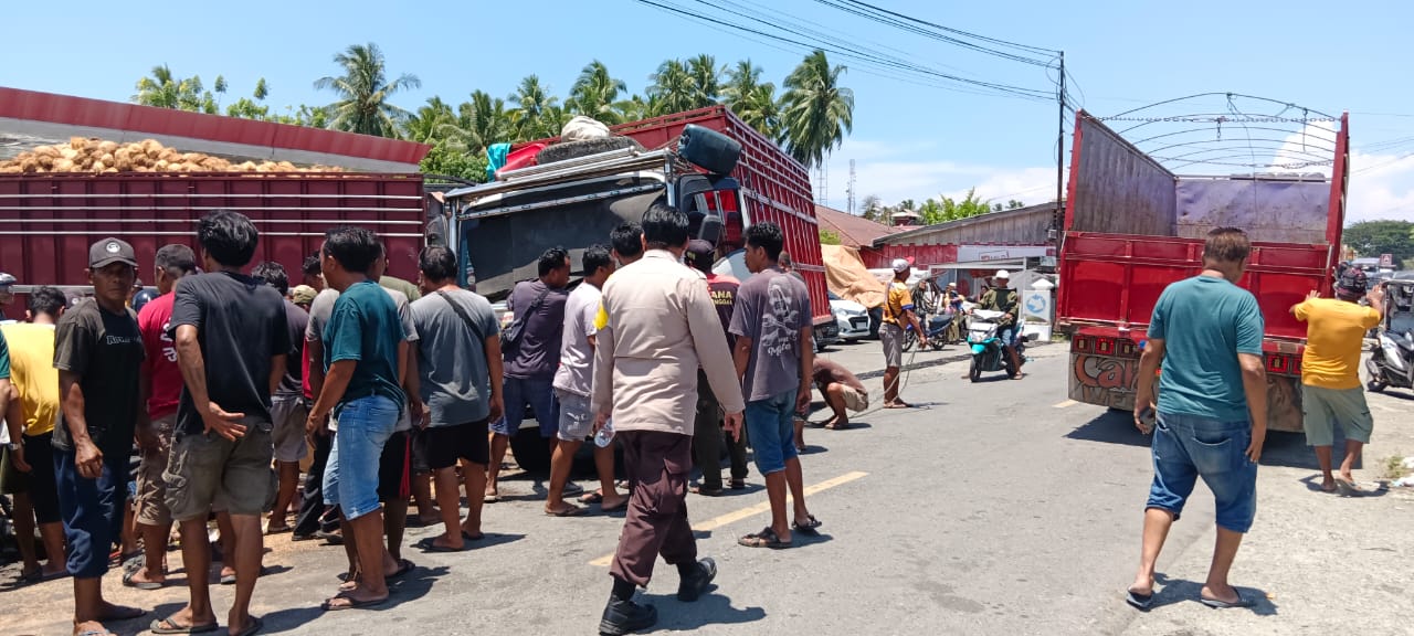 Polisi Evakuasi Truk Muat Kelapa Terguling di Bunta, Banggai – TribrataNews