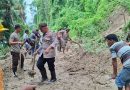 Polsek Balantak Bersama Masyarakat Kompak Bersihkan Material Longsor