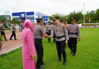Polres Banggai Gelar Upacara Kenaikan Pangkat Pengabdian Kompol Haryadi: Bukti Loyalitas Sejati