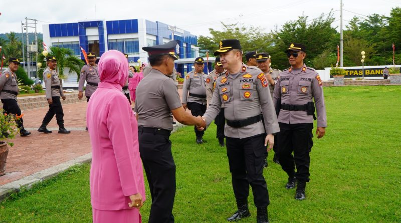 Polres Banggai Gelar Upacara Kenaikan Pangkat Pengabdian Kompol Haryadi: Bukti Loyalitas Sejati