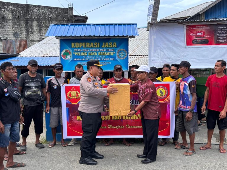 Kapolres Bangkep Pimpin Patroli Dialogis dan Baksos Hari Buruh 2026 di Salakan