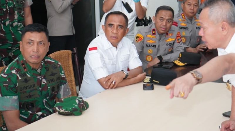 Kapolda Sulteng Brigjen Pol. Nasri S.I.K., M.H,. bersama Gubernur Sulteng Dr. H. Anwar Hafid, M.Si dan Pangdam XXIII/Palaka Wira Mayjen TNI Jonathan Binsar Parluhutan Sianipar, di Pusdalops-PB BPBD Kabupaten Sigi, Rabu (17/6/2026).