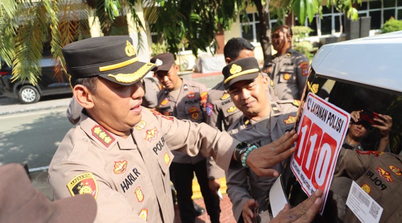 Kapolresta Palu Pimpin Penempelan Stiker Layanan Polri 110 pada Seluruh Kendaraan Dinas sebagai Wujud Peningkatan Pelayanan kepada Masyarakat