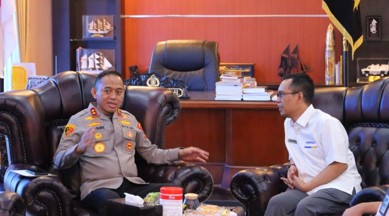 Kapolda Sulawesi Tengah Irjen Pol. Nasri, S.I.K., M.H., saat menerima kunjungan silaturahmi dari Kepala Kantor Wilayah Direktorat Jenderal Perbendaharaan (DJPb) Provinsi Sulawesi Tengah Teddy Suhartadi Permadi, S.E., Ak., MIDS. selaku Kepala Perwakilan Kementerian Keuangan Provinsi Sulawesi Tengah di Ruang Kerja Kapolda Sulawesi Tengah, Senin, 3/8/2026 Pagi.