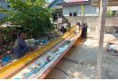Wujudkan Polisi Penolong, Satpolairud Polres Banggai Kepulauan Bantu Warga Buat Perahu