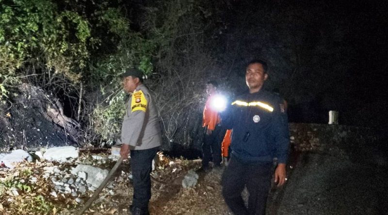 Polisi dan Tim Gabungan Berjuang Padamkan Karhutla di Jalan Trans Sulawesi Poh Pagimana