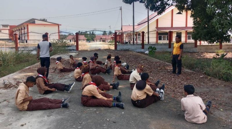 Kasat Binmas Polres Touna Latih PBB dan Bina Polisi Cilik di Sekolah Rakyat