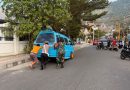 Aksi Heroik Personel Satlantas Polresta Banggai, Bantu Dorong Angkot Mogok di Luwuk