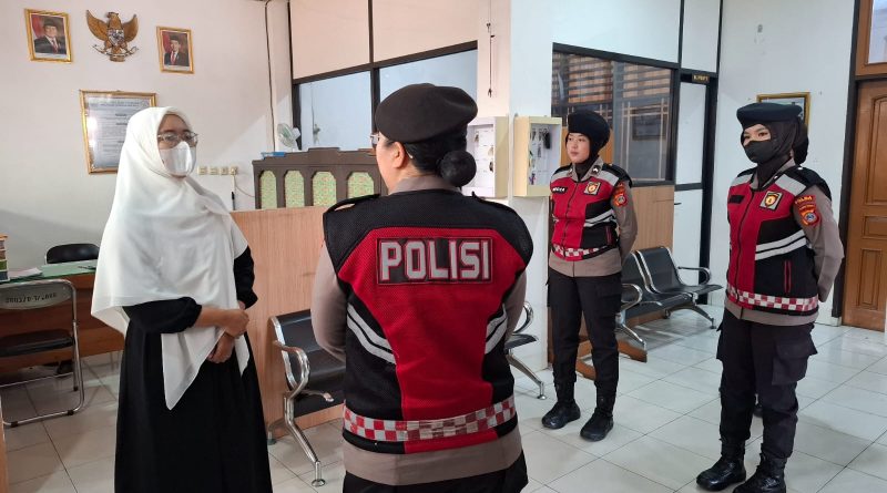 Ciptakan Kamtibmas Kondusif, Polwan Ditsamapta Polda Sulteng Sambangi Lingkungan SMA Kristen Palu