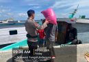 Wujud Polisi Penolong, Satpolairud Polres Bangkep Bantu Masyarakat Pesisir Angkut Barang Kapal