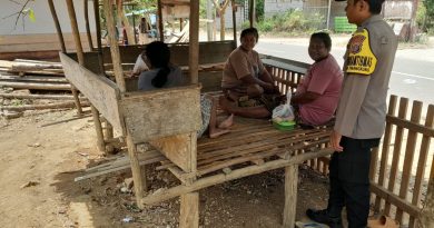 Sambangi Warga Desa Kautu, Bhabinkamtibmas Polsek Tinangkung Sosialisasikan Kamtibmas dan Cegah Karhutla