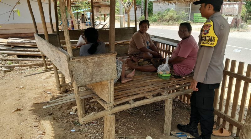 Sambangi Warga Desa Kautu, Bhabinkamtibmas Polsek Tinangkung Sosialisasikan Kamtibmas dan Cegah Karhutla