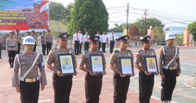 Kapolres Bangkep Ronaldus Karurukan Pimpin Upacara PTDH 4 Personel Terlibat Narkotika dan Desersi