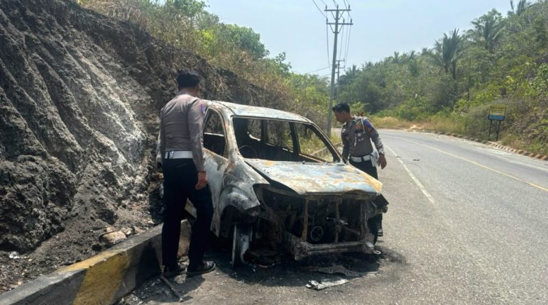Avanza Muatan Sayur Terbakar di Tanjakan Desa Bunga, Polresta Banggai Olah TKP