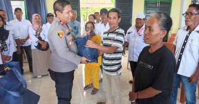 Peduli Karhutla dan Warga, Kapolsek Lamala Bagikan Paket Sembako di Desa Sirom