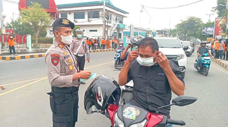 Polresta Banggai dan BPBD Bagikan 5 Ribu Masker untuk Lindungi Warga dari Kabut Asap