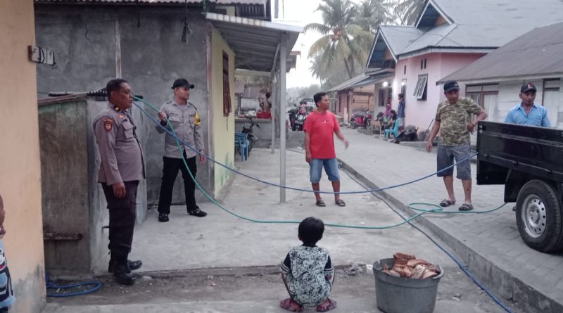 Polsek Balantak Salurkan 1.100 liter Air Bersih untuk Warga Talang Batu