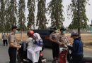 Polsek Bualemo Bagikan Masker Untuk Warga Terdampak Kabut Asap