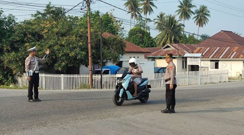 Tindaklanjuti Program Kapolri, Wakapolres Touna Turun ke Jalan Atur Lalin di Kota Ampana