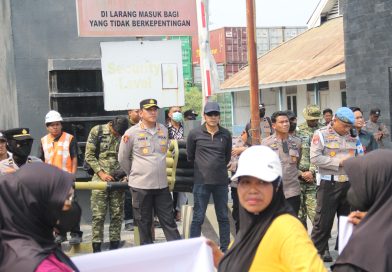 KAPOLRESTA PALU PIMPIN LANGSUNG PENGAMANAN AKSI UNRAS ALIANSI PERSATUAN MASYARAKAT PANTOLOAN DI PELABUHAN PANTOLOAN