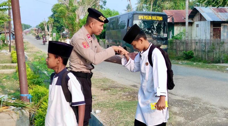 Tanamkan Jiwa Pengabdian, Siswa Bintara SPN Polda Sulteng Peduli Sekolah