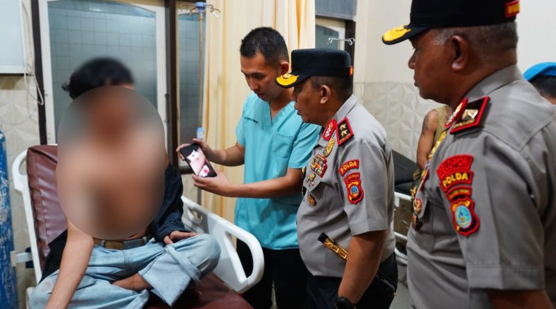 Usai Tinjau Lokasi Bentrokan, Kapolda Sulteng Jenguk Korban di RS Bhayangkara Palu
